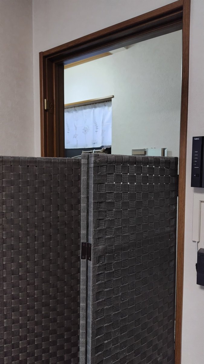 冷蔵庫が届く日の朝、
色々ギリギリサイズなのでドアを外してつい立てで寒さしのぎなう(午前中配送予定)