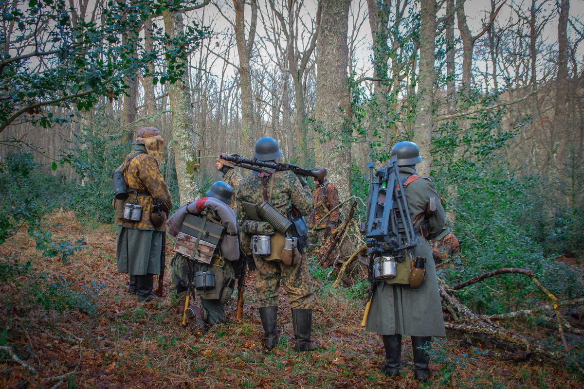 1939Germania's tweet photo. Recreador de la Asociación española de Recreaciónismo Histórico Militar Kondor Kommando.
Una escuadra de ametralladora Mg34 al completo, un Sturmann tirador, dos proveedores y un granadero que carga con el trípode y los cañones de respuesto.
#mg34 #panzer #WWII #panzerfaust https://t.co/4xPVGf7V52