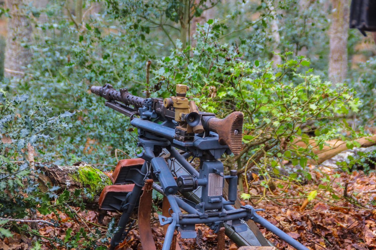 1939Germania's tweet photo. Recreador de la Asociación española de Recreaciónismo Histórico Militar Kondor Kommando.
Una escuadra de ametralladora Mg34 al completo, un Sturmann tirador, dos proveedores y un granadero que carga con el trípode y los cañones de respuesto.
#mg34 #panzer #WWII #panzerfaust https://t.co/4xPVGf7V52