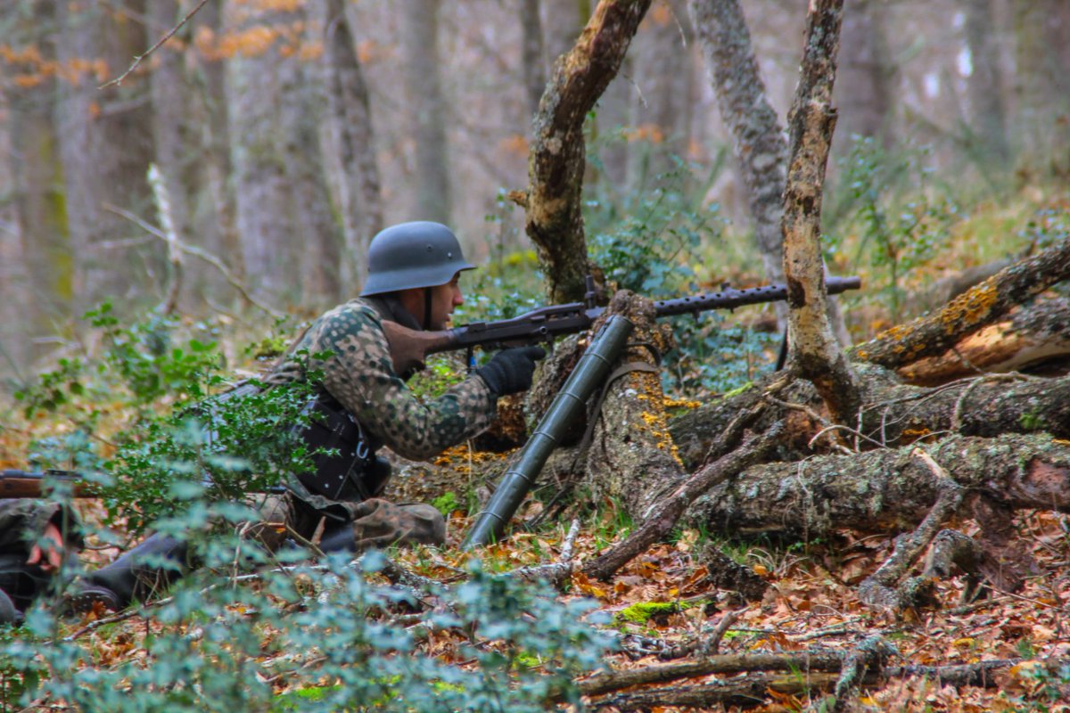 streifkorps's tweet photo. Recreador de la Asociación española de Recreaciónismo Histórico Militar Kondor Kommando.
Una escuadra de ametralladora Mg34 al completo, un Sturmann tirador, dos proveedores y un granadero que carga con el trípode y los cañones de respuesto.
#mg34 #panzer #WWII #panzerfaust https://t.co/iZ1OiU8JV9