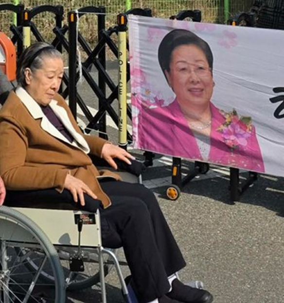 anne_marie87843's tweet photo. Six months of pre-trial detention have taken a great toll on the Mother of Peace's health. Since last weekend, she has been experiencing severe chest tightness to the point where she could not sit or lie down and could not swallow food. For the third time she is being given some temporary medical attention - with no visit from her family.
When will the people of South Korea recognize the unfairness and cruelty of such treatment?
#ReleaseTheMotherOfPeace #ReligiousFreedom #FreeKorea
