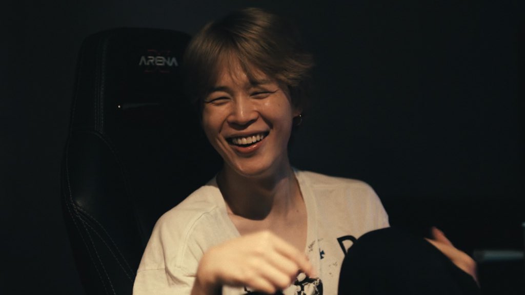 ★ ⏾ seeing bts tweet media