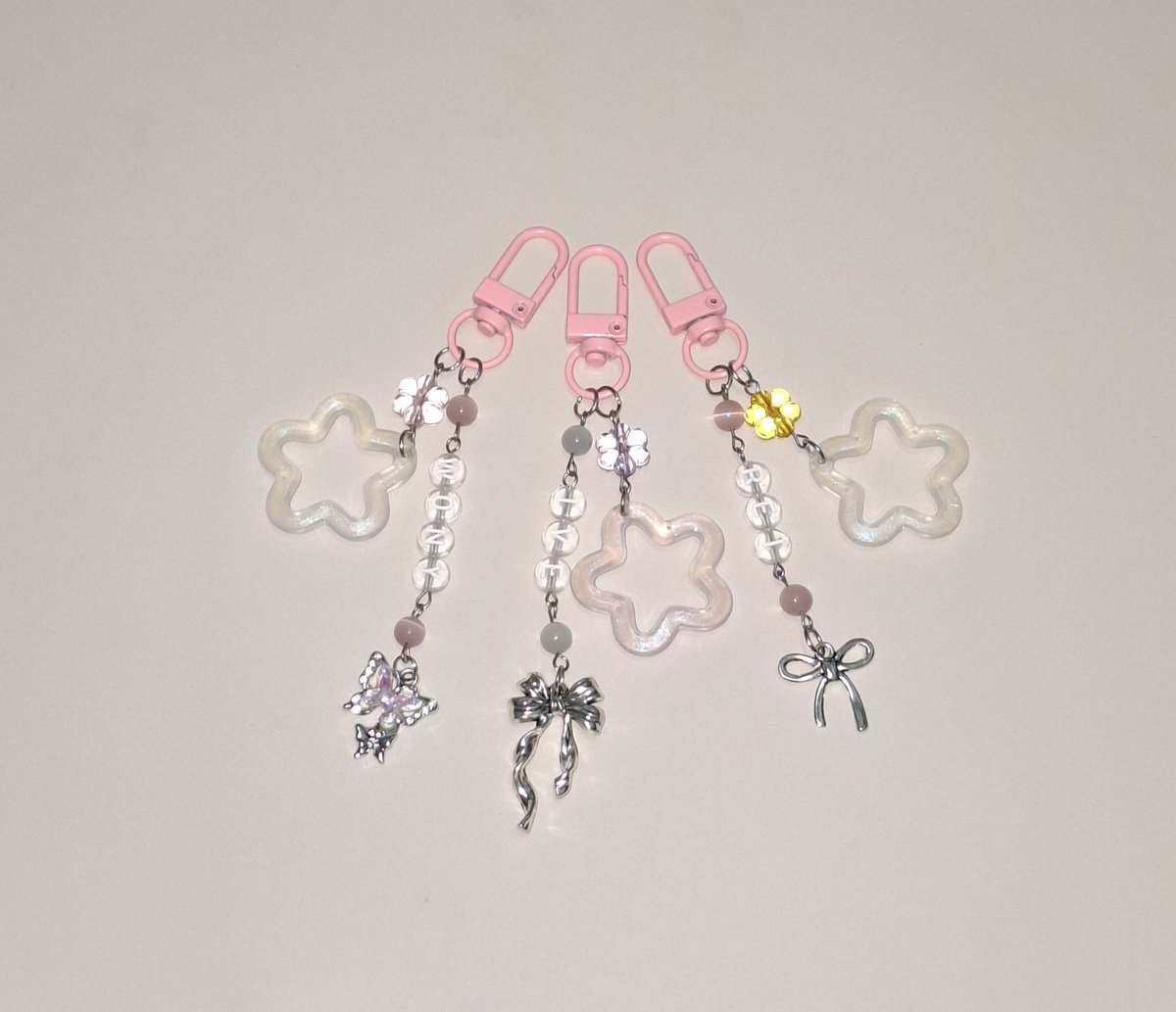 ashashyvanilla's tweet photo. Hi hi, l'I be giving these keychains and bracelets that I made as freebies randomly on this saturday, 4th April. Please don't throw them away~~

location~~~ axiata arena
time~~ tba
#IVEinKL #SHOW_WHAT_I_AM_IN_KL #IVEinMY #SWIAinKL #IVE #아이브 https://t.co/pE4WoQFB5P