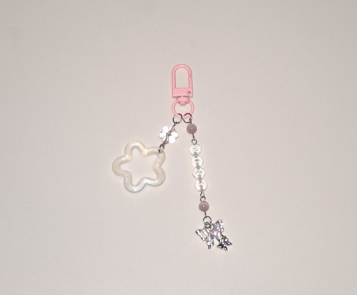 ashashyvanilla's tweet photo. Hi hi, l'I be giving these keychains and bracelets that I made as freebies randomly on this saturday, 4th April. Please don't throw them away~~

location~~~ axiata arena
time~~ tba
#IVEinKL #SHOW_WHAT_I_AM_IN_KL #IVEinMY #SWIAinKL #IVE #아이브 https://t.co/pE4WoQFB5P