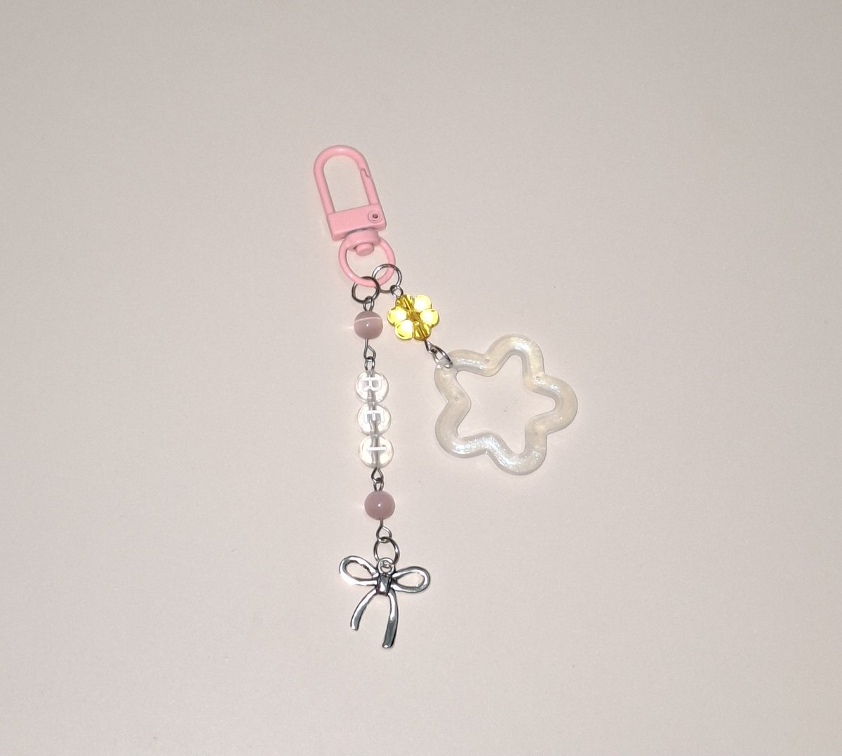 ashashyvanilla's tweet photo. Hi hi, l'I be giving these keychains and bracelets that I made as freebies randomly on this saturday, 4th April. Please don't throw them away~~

location~~~ axiata arena
time~~ tba
#IVEinKL #SHOW_WHAT_I_AM_IN_KL #IVEinMY #SWIAinKL #IVE #아이브 https://t.co/pE4WoQFB5P