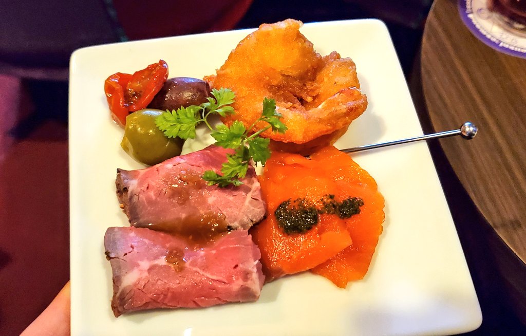 yu_saaaa90's tweet image. 最前列スペシャルシートの皆さんが食べていたミニスナックプレートも有料で注文できるとの事で、頂いちゃいました😋‼️
ローストビーフはお店でじっくり煮込んで作られているとのこと👀💡💡
シェフ～❤️感謝です～🙏✨️
スペシャルメニューもフルコンプ達成🤣🤣🤣
#OSMAND
#魔法使いアキット
#アキット