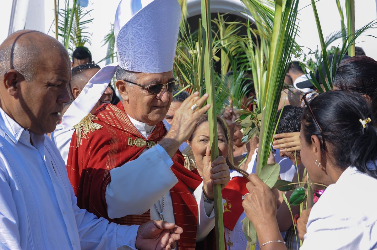 GobdelCesar's tweet photo. Domingo de Ramos: hoy la gente recibe a Jesús como rey, lo aplaude y lo celebra… y días después es la misma multitud la que pide su crucifixión.

La misma gente que grita “¡hosanna!” hoy, en unos días está buscando a quién culpar.

Pero bueno, nada nuevo: cambiar de opinión en masa siempre ha sido tendencia. 🌿

Una multitud puede pasar de aplaudirte como rey… a pedir tu caída en cuestión de días. Palmas, vítores, alfombra roja improvisada… y luego, silencio incómodo cuando toca sostener lo que se celebró.

El Domingo de Ramos es un recordatorio histórico de que la opinión pública tiene menos estabilidad que una historia de 24 horas. 

Ayer te suben, hoy te cancelan. No cambió Jesús, cambió la gente. Nada nuevo bajo el sol.