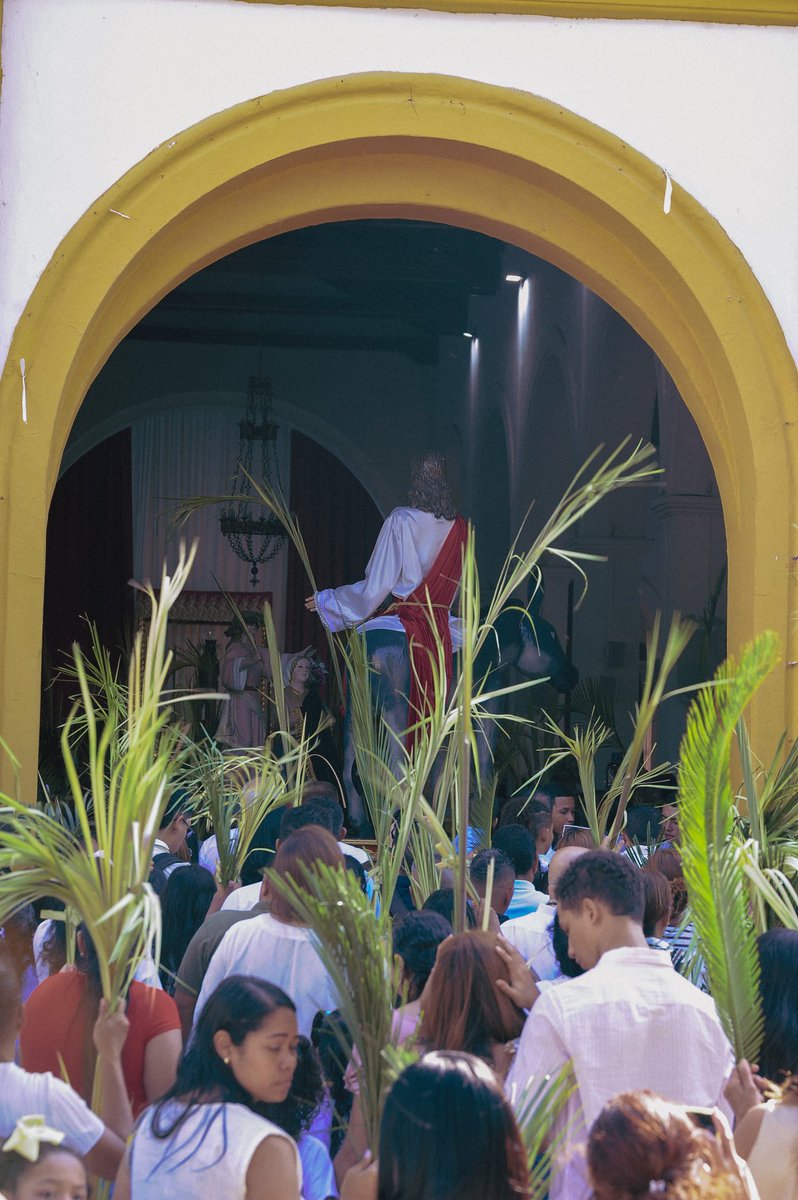 GobdelCesar's tweet photo. Domingo de Ramos: hoy la gente recibe a Jesús como rey, lo aplaude y lo celebra… y días después es la misma multitud la que pide su crucifixión.

La misma gente que grita “¡hosanna!” hoy, en unos días está buscando a quién culpar.

Pero bueno, nada nuevo: cambiar de opinión en masa siempre ha sido tendencia. 🌿

Una multitud puede pasar de aplaudirte como rey… a pedir tu caída en cuestión de días. Palmas, vítores, alfombra roja improvisada… y luego, silencio incómodo cuando toca sostener lo que se celebró.

El Domingo de Ramos es un recordatorio histórico de que la opinión pública tiene menos estabilidad que una historia de 24 horas. 

Ayer te suben, hoy te cancelan. No cambió Jesús, cambió la gente. Nada nuevo bajo el sol.
