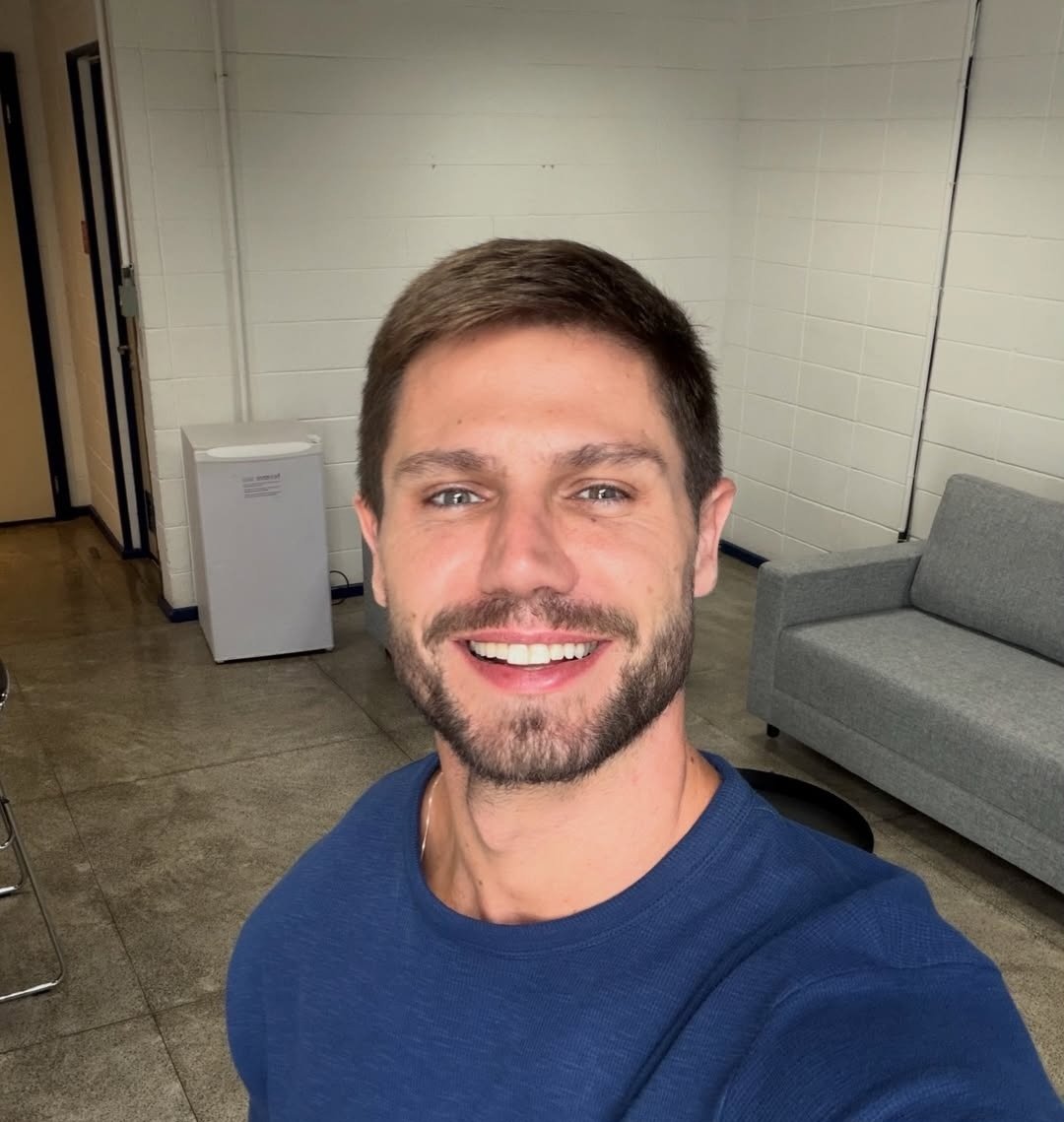 Jonas 22 passou a seguir Vivi ex de Juliano floss. Caramba se jonas pegar a vivi o Juliano floss fica depressivo. 

#bbb26 #teamjonas #Julianofloss