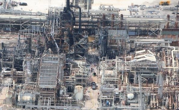 mudanewscom's tweet photo. Ledakan yang terjadi di kilang Port Arthur milik perusahaan Valero telah menghentikan salah satu fasilitas penyulingan terbesar di Amerika Serikat.

Penghentian ini menyebabkan pasar Amerika kehilangan sekitar 415.000 barel kapasitas penyulingan.

#AmericaIran #AmerikaSerikat https://t.co/puzjvWdzcy