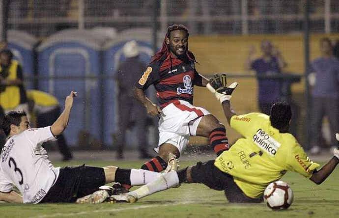 CRFstats's tweet photo. 📊 Vagner Love com a camisa do Flamengo: 

⚔️ 80 jogos
⚽️ 47 gols
🅰️ 10 Assistências 
🎯 57 participações diretas em gols (!)
Ⓜ️ 0.71 média de participações diretas em gols por jogo (!)
🏅Líder em participações diretas em gols da equipe em 2010 e 2012 
🎖️Top 6 maiores artilheiros do clube no século XXI

Aposentou ontem 👏

*Imagens ilustrativas