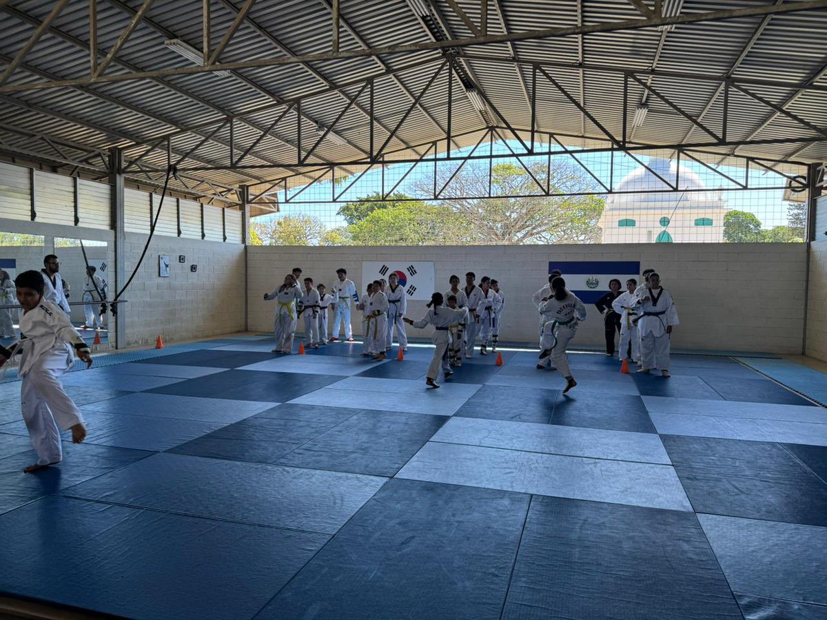 Nuestra Academia Municipal de Taekwondo realizó un tope amistoso junto a la academia Cheetah’s.🙌🏼🥋

Esto permite medir el nivel técnico y evaluar el desempeño de los atletas de cara a futuras competencias, fortaleciendo así el crecimiento y preparación como equipo 🥋