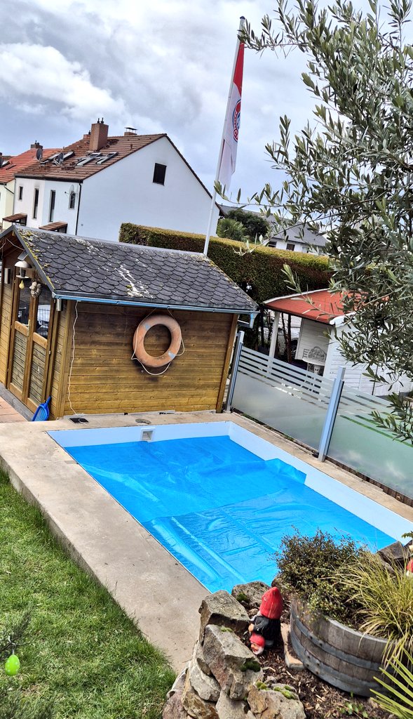 Joergemann's tweet image. Also, der #Sommer kann kommen. Als kleines Lockmittel haben wir den Pool🏊‍♂️ schon abgedeckt.
Jetzt ne kleine Stärkung und lecker Bierchen mit 56 Kräutern.
Euch einen schönen Abend 🌻

#Prost🍻 Ihr Säcke