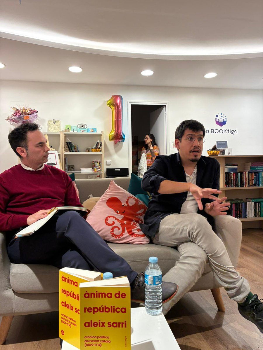 JuntsXSantBoi's tweet photo. 📖 Aquesta setmana presentàvem a @LaBooktiga el llibre de l'Aleix Sarri, «Ànima de república».

Gràcies per acompanyar-nos! 📸👏 https://t.co/wyRLmDeqBV