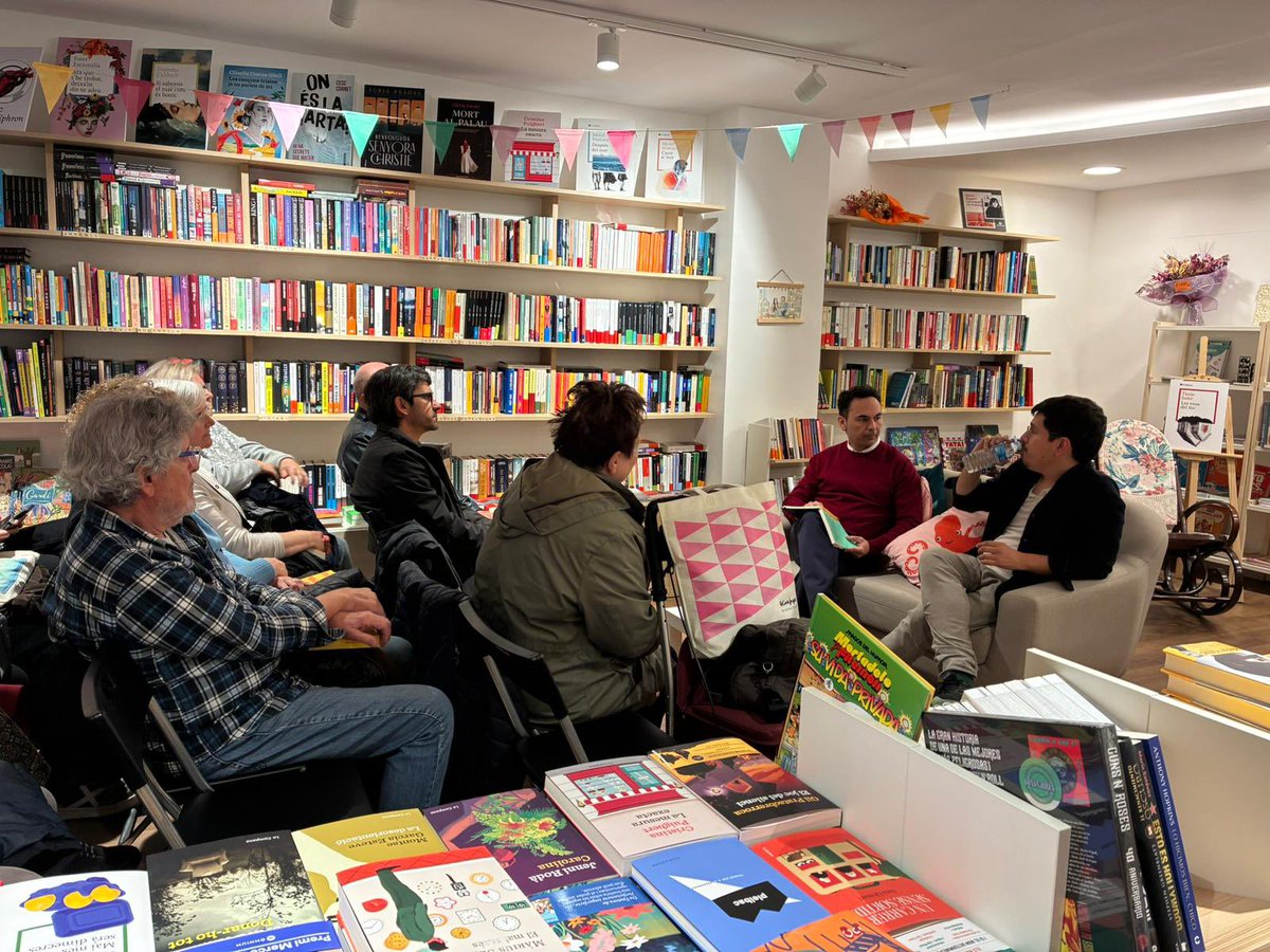 JuntsXSantBoi's tweet photo. 📖 Aquesta setmana presentàvem a @LaBooktiga el llibre de l'Aleix Sarri, «Ànima de república».

Gràcies per acompanyar-nos! 📸👏 https://t.co/wyRLmDeqBV