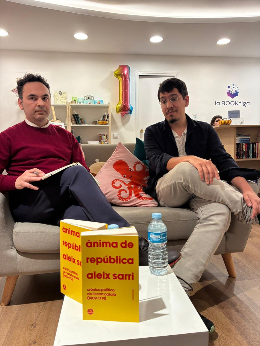 JuntsXSantBoi's tweet photo. 📖 Aquesta setmana presentàvem a @LaBooktiga el llibre de l'Aleix Sarri, «Ànima de república».

Gràcies per acompanyar-nos! 📸👏 https://t.co/wyRLmDeqBV