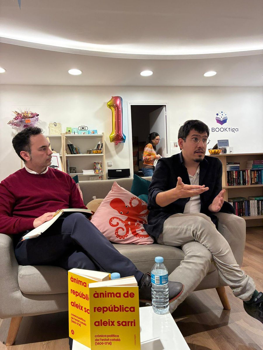 JuntsXSantBoi's tweet photo. 📖 Aquesta setmana presentàvem a @LaBooktiga el llibre de l'Aleix Sarri, «Ànima de república».

Gràcies per acompanyar-nos! 📸👏 https://t.co/wyRLmDeqBV