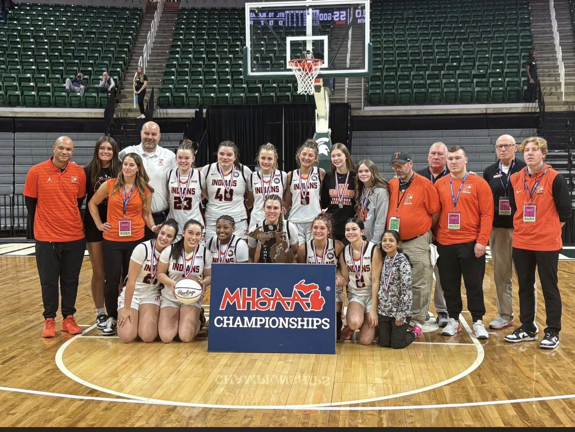 MayaJuozapaitis's tweet photo. With basketball season ending after my team became D2 state runner ups, and a little break in the sun, now we jump into softball season. If anyone would like to follow along in my high school season the QR code to scan is below! Looking forward to this season! @Tecumsehsball11 https://t.co/wn5iRiW8C4