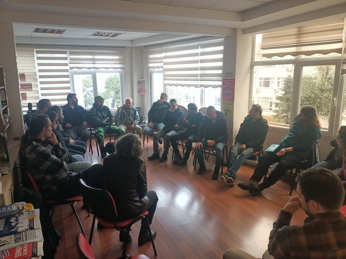 Devrimci sendikacılık ve Çetin Uygur söyleşisinde; Ayşegül Devecioğlu ve farklı iş kollarından işçiler olarak bir araya geldik. 

İşçi sınıfının karar sahibi olacağı bir özneleşmenin nasıl mümkün olacağını tartıştık.