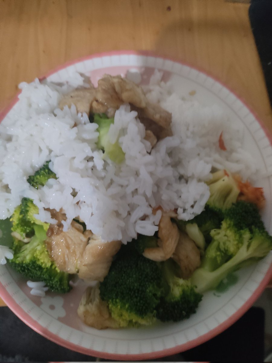 Hhu_369's tweet photo. 我的身材处于马上就要超重但是看起来没啥赘肉，肚子也比之前要小点了，每天吃得和苦行僧一样 https://t.co/0HjRqn4sQJ