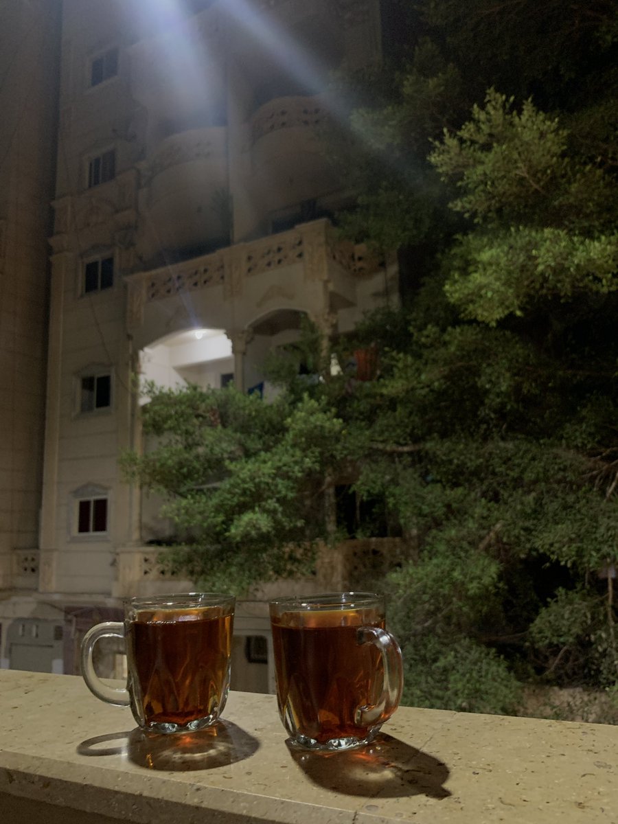 يشرب الشاي مع حبيبه في البلكونه بالليل في الجو دا ❤️