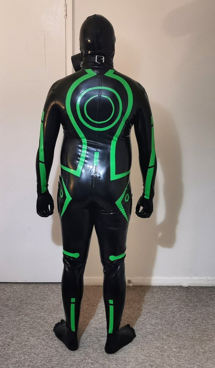 AUTop90's tweet photo. @latexkinkfox thank you for the new suit. Feeling fresh and ready. https://t.co/bpfutZOUyp