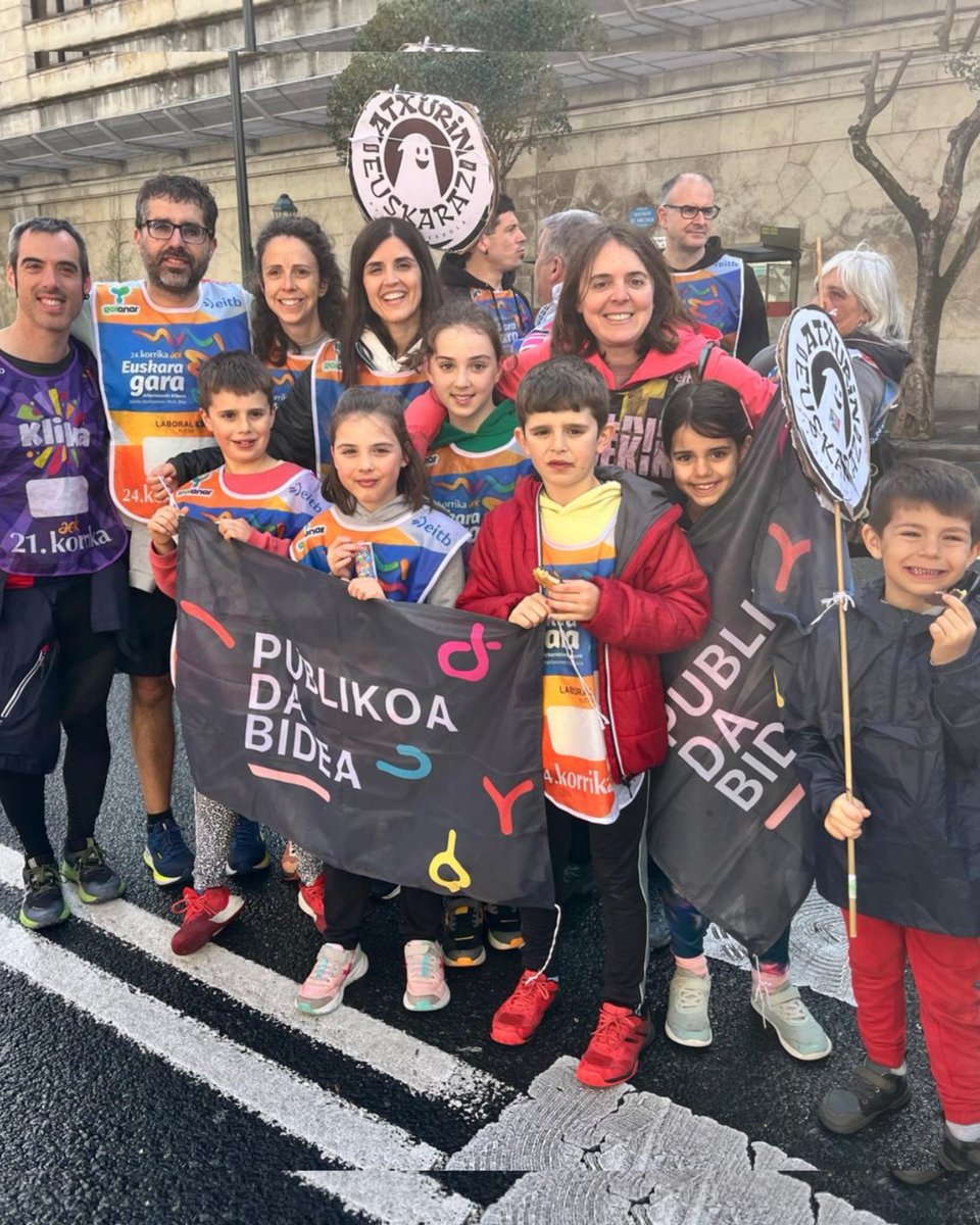 «Euskara gara» diogu, ez «euskara naiz». Komunitateaz ari gara. Beso zabalik dagoen gorputzaz, zeinak leihoak dituen begietan.

Eskola publikoan EUSKARA GARA! 

Eskerrik asko, bihotz-bihotzez, Korrikan parte hartu duen Euskal Eskola Publikoaren komunitateari, zuen eskoletan