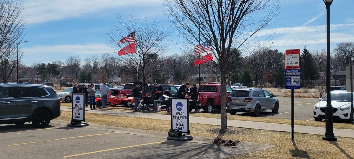 Champions supporting champions!! <a href="/UWRFFootball/">Falcon Football</a> parents tailgating for <a href="/UWRFHockey/">UWRF Womens Hockey</a> NCAA Championship game!! Temps are about 60 degrees warmer than last tailgate in December. #FFT #UWRF #d3fb 🤝 #d3hky