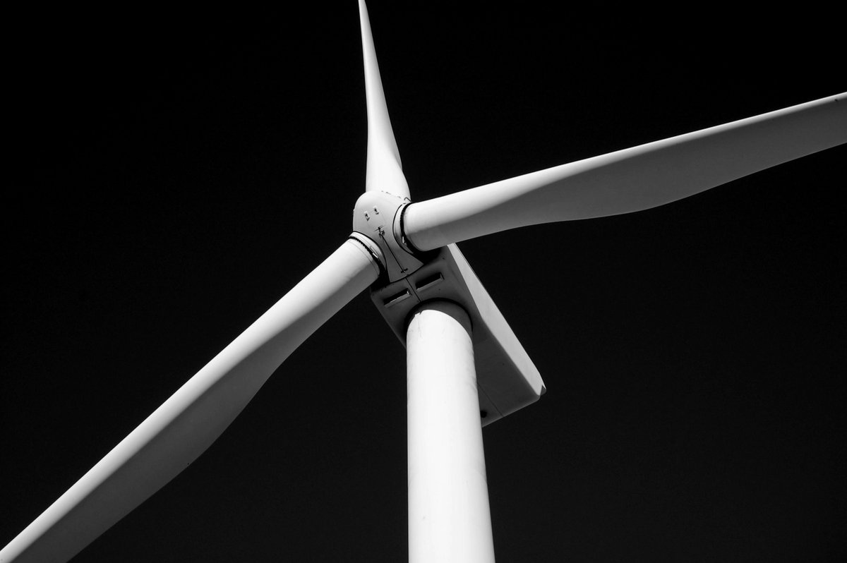 rango_solutions's tweet photo. Europe’s wind fleet is aging ⚙️

More turbines = more failures in gearboxes, bearings &amp; blades.

The shift is clear:
from installation → to advanced O&amp;M
Inspections &amp; predictive maintenance are now critical.

#WindEnergy #OandM #Renewables https://t.co/dlPWFl04Kk