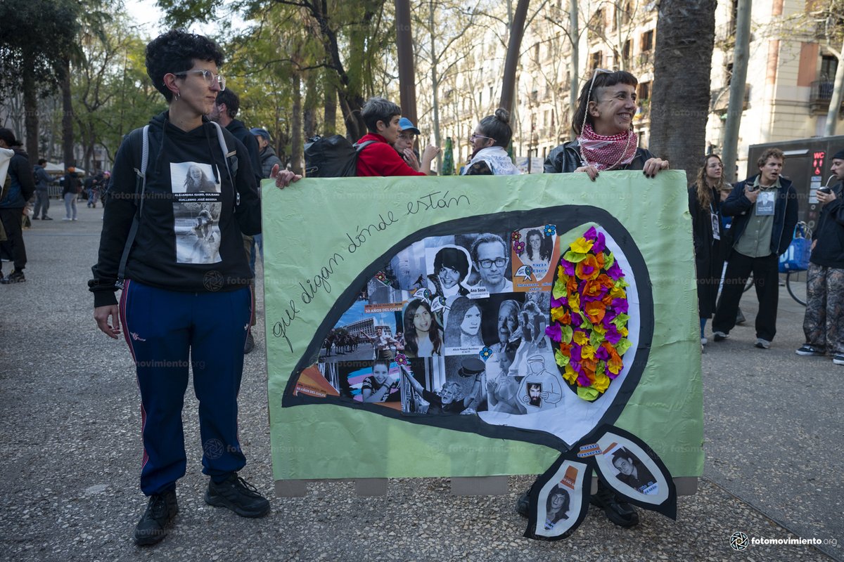Fotomovimiento's tweet photo. En el marc del 50è aniversari del cop cívic-militar de 1976, la comunitat argentina de Barcelona ha acudit a la convocatòria de l'associació
@hijosbarcelona en defensa de la memòria, la veritat i la justícia.  

📸https://t.co/I6zArc5JhO

#24MBarcelona #Son30mil https://t.co/jbBOlFbp6O
