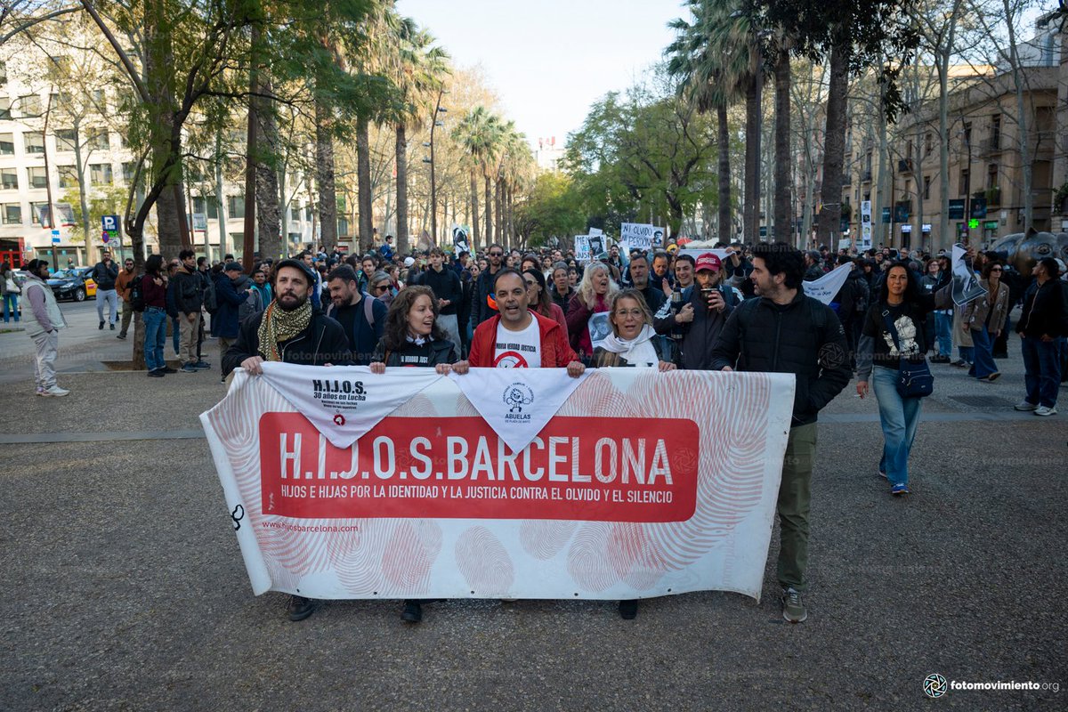 Fotomovimiento's tweet photo. En el marc del 50è aniversari del cop cívic-militar de 1976, la comunitat argentina de Barcelona ha acudit a la convocatòria de l'associació
@hijosbarcelona en defensa de la memòria, la veritat i la justícia.  

📸https://t.co/I6zArc5JhO

#24MBarcelona #Son30mil https://t.co/jbBOlFbp6O