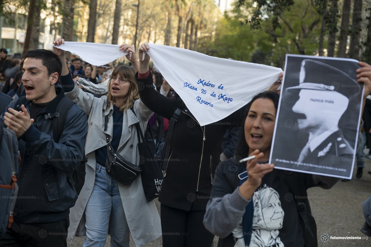 Fotomovimiento's tweet photo. En el marc del 50è aniversari del cop cívic-militar de 1976, la comunitat argentina de Barcelona ha acudit a la convocatòria de l'associació
@hijosbarcelona en defensa de la memòria, la veritat i la justícia.  

📸https://t.co/I6zArc5JhO

#24MBarcelona #Son30mil https://t.co/jbBOlFbp6O