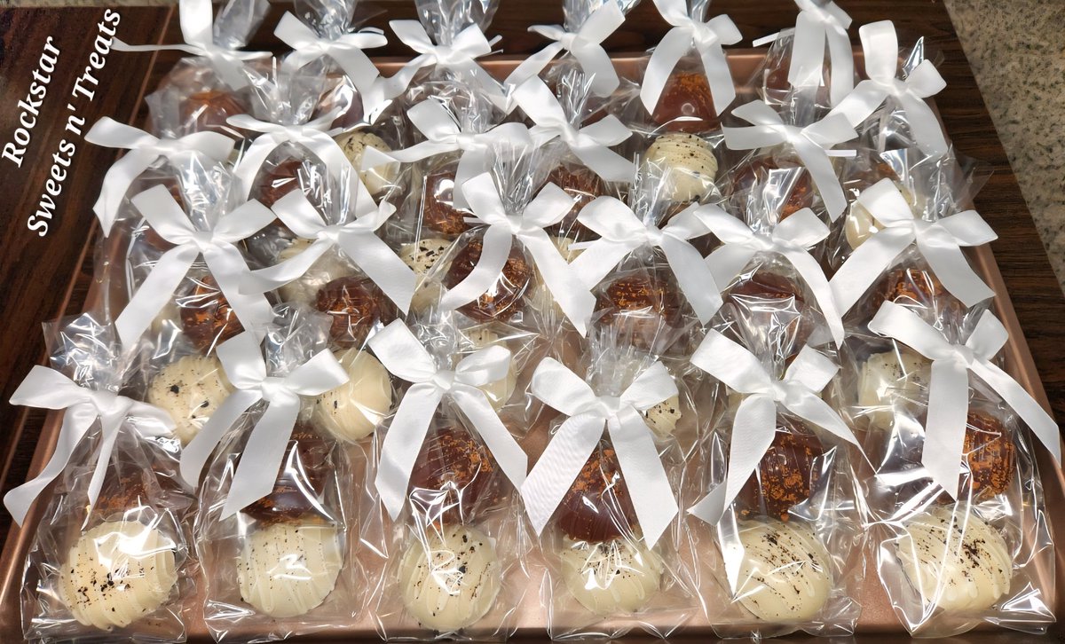 Adorable truffle bundles for a custom order! 🎀Cookies and cream, and cookie butter! I have gift boxes and different goodies/flavors on the Etsy shop, but to make a larger custom order you can contact me directly!
☎️ Custom orders: Text 260-298-1590 
💌 Rockstarsweettreats.etsy.com