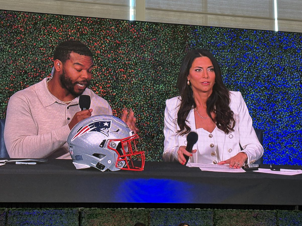 drjefflo's tweet photo. It’s a working Sunday for @JennyDell_ &amp; @middlebrooks with #RedSox in Cinn &amp; @GilletteStadium with #Patriots #NFLDraft Preview https://t.co/7bwXzXoAhs