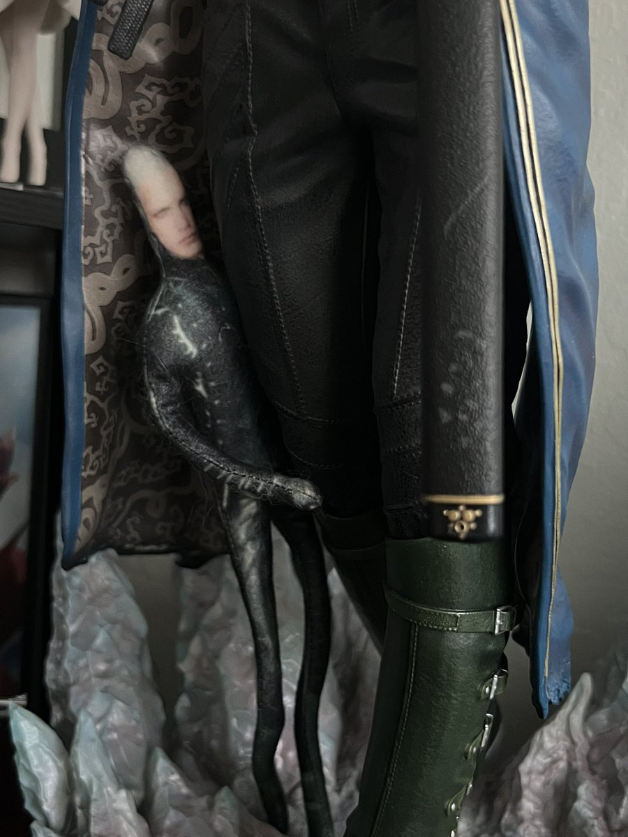 ErzaCat_'s tweet photo. Vergil is fearful and hides behind himself because one of my cats picked him up and dragged him around like a mouse https://t.co/89zPwTmqS5