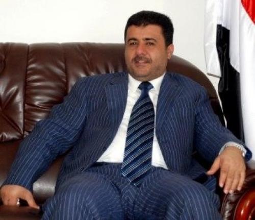 mareb_alward's tweet photo. جانب من إدارة العيسي للرياضة

مأرب الورد

على ذكر المبالغ البخسة التي تُصرف للحكام، أشارككم تجربة شخصية من دوري 2021، والتي تكشف جانبا آخر من حجم العبث الذي تعيشه الكرة اليمنية.

خلال ذلك الدوري وفي مدينة سيئون، التقيت بعدد من لاعبي الأندية، ومن بينهم لاعبو الهلال الساحلي الحديدة، وهو نادٍ يرأسه أصلا الشيخ أحمد صالح العيسي نفسه، ومن خلال شهادتهم يمكن تخيّل ما كانت عليه أوضاع بقية الأندية.

بحسب ما رواه اللاعبون، فقد كان المصروف اليومي لكل لاعب 7500 ريال يمني فقط، تشمل الأكل والشرب، أي أن اللاعب، بعد الوجبات الأساسية، لا يكاد يتبقى له شيء يُذكر، وربما لا يصفي في اليوم أكثر من ألف ريال أو أقل.

الأدهى من ذلك، أن بعض لاعبي الهلال تعرّضوا للإصابة، ما استدعى استقدام لاعبين بدلاء من الحديدة، لكن بدلا من أن تتحمل إدارة النادي هذه الكلفة، قامت – بحسب رواية اللاعبين – بخصم المخصصات اليومية للاعبين المصابين بحجة تحويلها إلى البدلاء.

من جانبهم، اعترض اللاعبون على هذا الموقف غير المسؤول، معتبرين أن هذا ظلم صريح، لأن زملاءهم أصيبوا أثناء تمثيل النادي وليس من العدل أن تُسحب مخصصاتهم بهذه الطريقة، لكن الرد – وفق شهادتهم – كان أكثر صدمة: إما أن تُخصم من المصابين أو تُخصم من بقية اللاعبين أنفسهم!

وفي النهاية، اضطر اللاعبون إلى تقاسم المبالغ من مخصصاتهم المحدودة أصلا لتغطية احتياجات اللاعبين البدلاء، في مشهد يلخّص مستوى العبث الإداري واللامهنية الذي أُدير به ذلك الدوري.

أما على مستوى الأندية، فقد اعتمد الاتحاد – بحسب ما علمت حينها – 10 آلاف دولار فقط لكل نادٍ لتغطية المشاركة، في بطولة امتدت نحو شهرين، وبنظام أقرب إلى التجميع وليس ذهابا وإيابا بالمعنى الحقيقي.

هذا الرقم، بحسب أكثر من إفادة، كان غير كافٍ إطلاقا، لدرجة أن بعض الأندية استدانت لتغطية نفقاتها، أي أنك تشارك في بطولة رسمية، ثم تدفع من جيبك بدلا من أن تستفيد رياضيا أو ماليا.

وهنا تبرز المشكلة الأكبر: العيسي يرأس الاتحاد اليمني لكرة القدم منذ نحو 18 عاما، ومع ذلك ما تزال الشفافية المالية غائبة، والتقارير المتعلقة بإيرادات الاتحاد ومصروفاته – بما في ذلك مخصصات الفيفا – لا تُقدَّم للرأي العام الرياضي ولا حتى، بحسب كثير من الشكاوى، لكثير من أعضاء الاتحاد أنفسهم.

المشكلة في النهاية ليست فقط في ضعف الإمكانات، بل في غياب المحاسبة لأن أي مسؤول، مهما طال بقاؤه، إذا لم يخضع للرقابة والمساءلة، فإن النتيجة الطبيعية ستكون: فسادا وفشلا وتدهورا مستمرا.