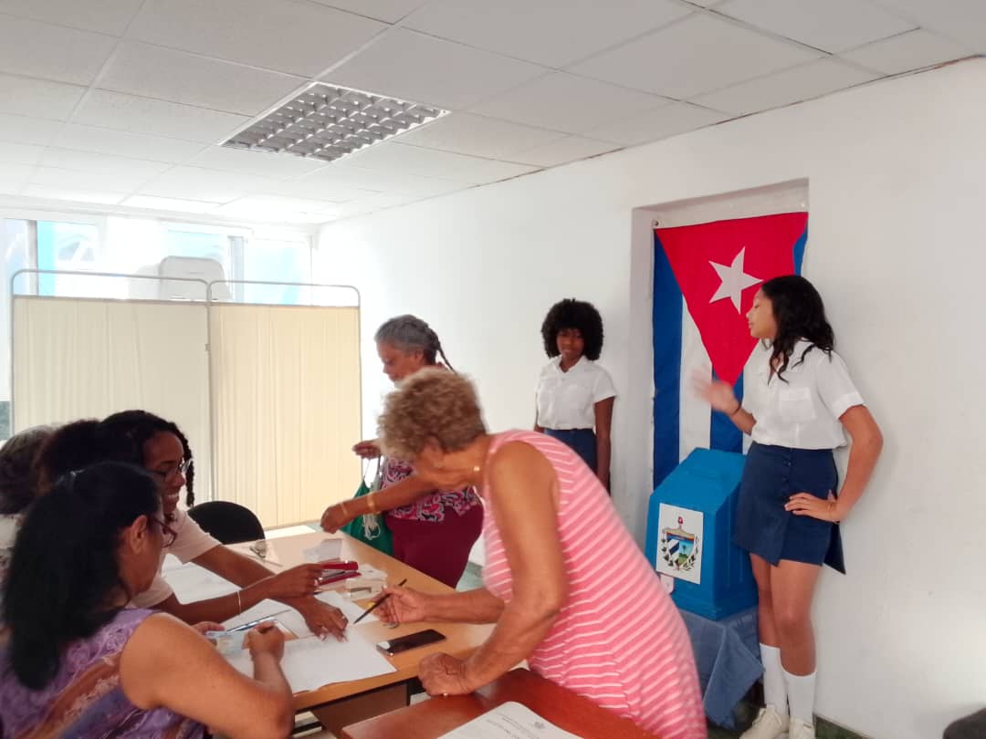 CDR_Cerro's tweet photo. #ElCerroTieneLaLlave
Elecciones para delegados en la zona 5 del Consejo Popular Latino.
#CDRCerro
#CDRHabana
#CDRCuba https://t.co/doYICEqRH2