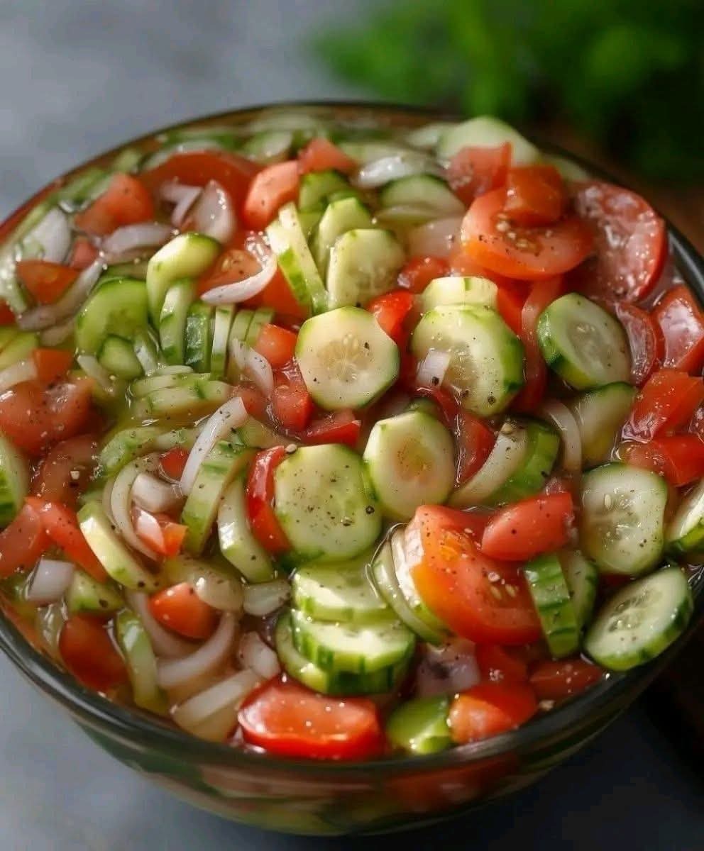 Sympho_nix's tweet image. Salad time... 
Cucumber, tomatoes, and onions.
Olive oil, white vinegar, lemon juice, salt, pepper, and honey...

#HealthyFood_HealthyLife
