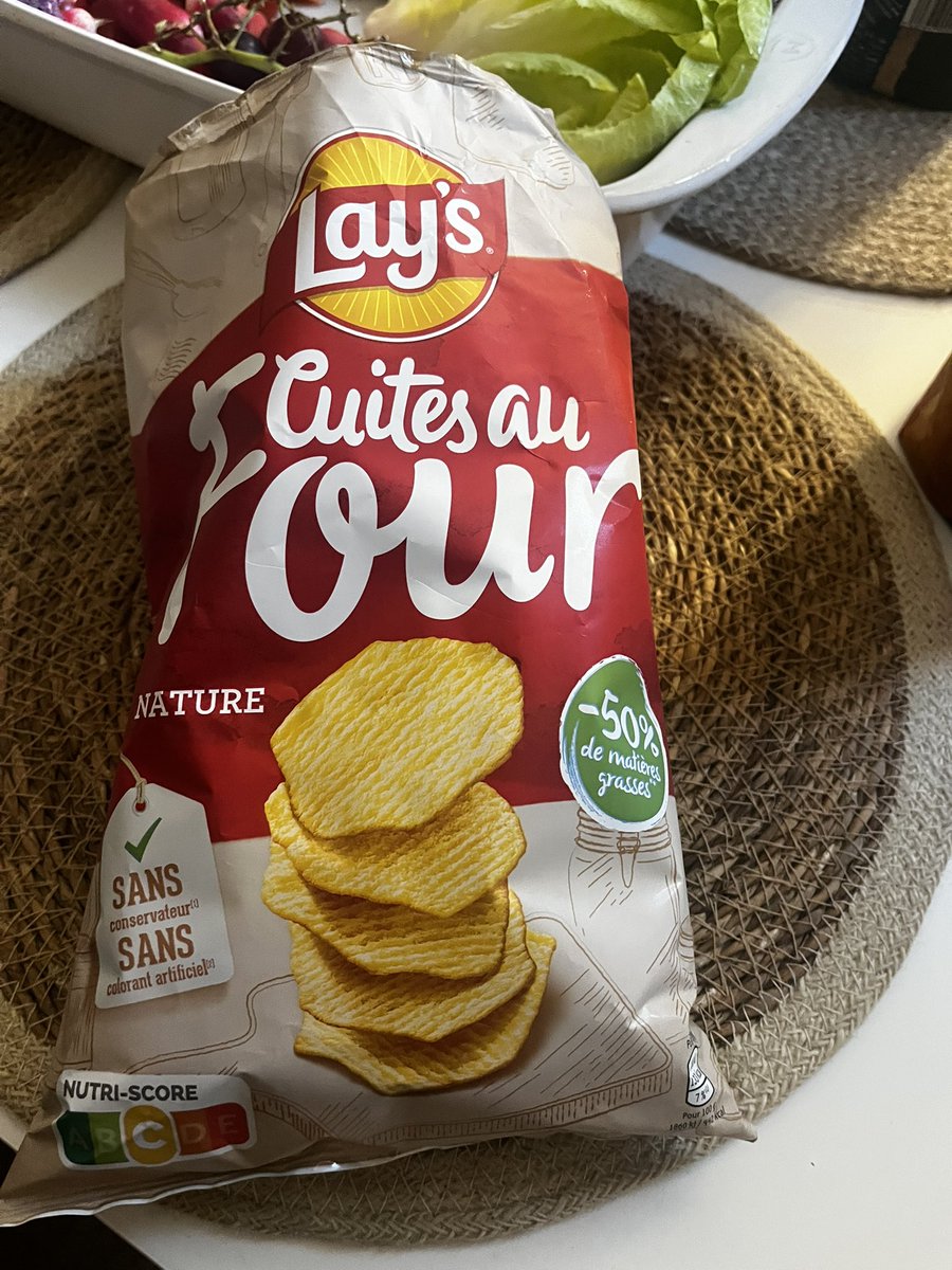 Serievoreverse's tweet photo. Mais @LAYS il s'agirait de remplir le paquet quand même, vous abusez!! https://t.co/1zvOf4pFUM