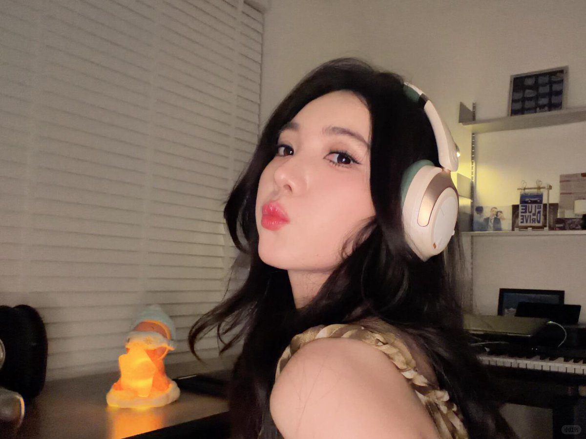 YuZibeiFan's tweet photo. How could she be both cute and beautiful 😍
Promotion post for WAGAWAGA x JSOUL Mate Pro Headset 🎶
#Wagawaga #Jsoul https://t.co/EQkV3jf4iB
