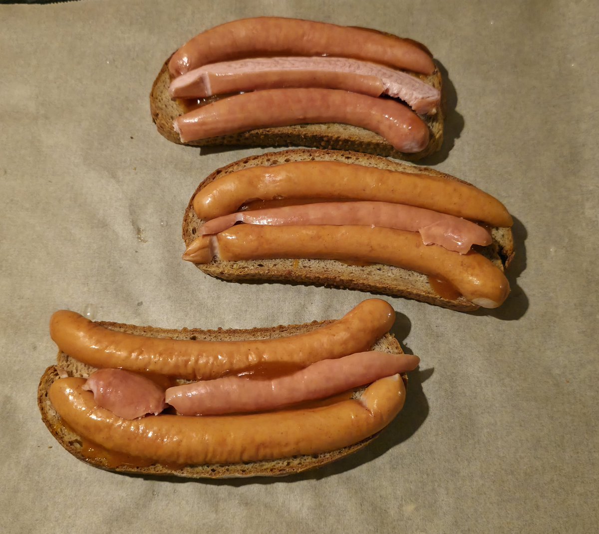 PMD486's tweet image. ~Oven-baked sandwich with curry ketchup, chicken wiener, pickles and cheese~

#CapyVirus #PMDsDinner