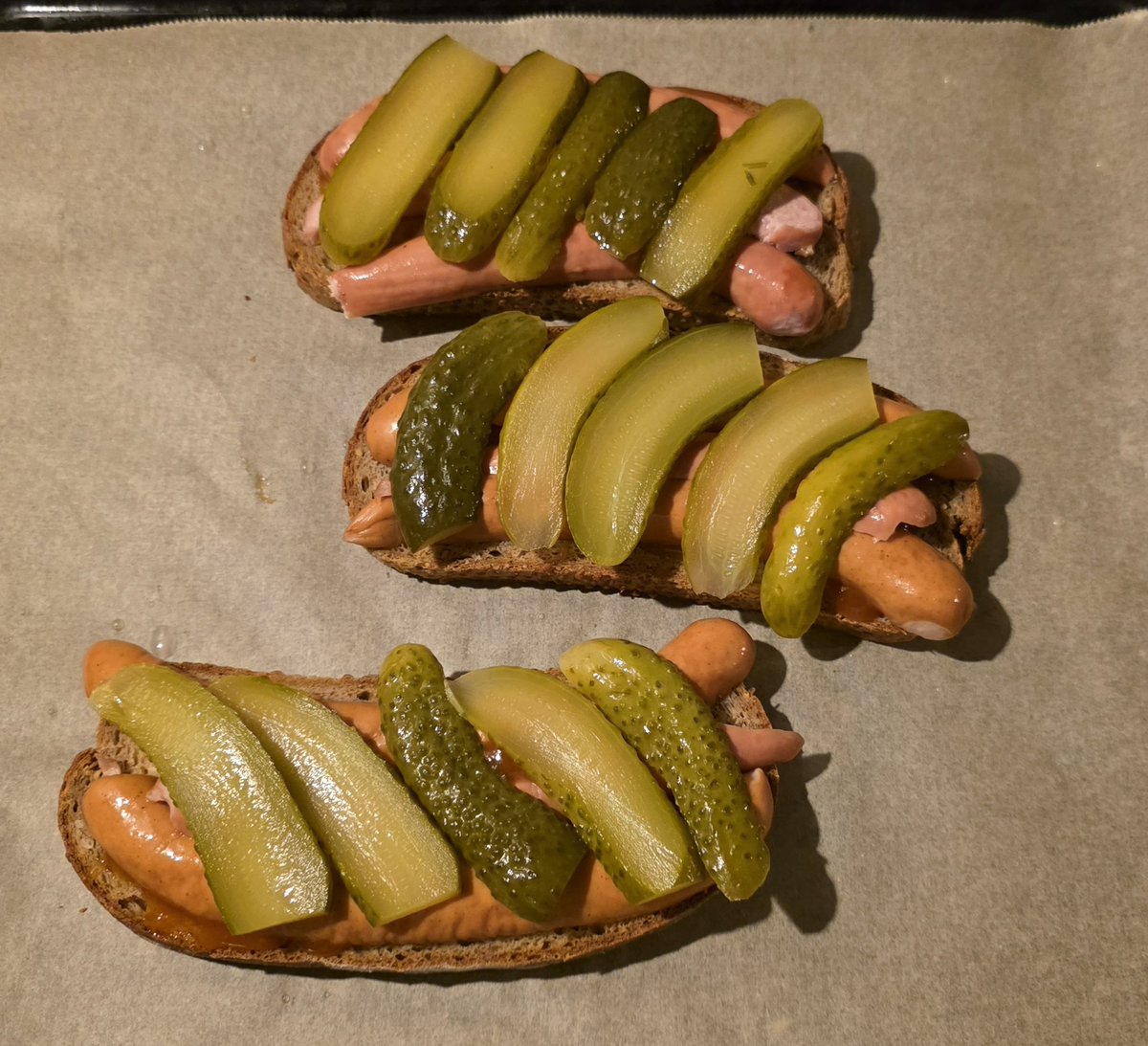 PMD486's tweet image. ~Oven-baked sandwich with curry ketchup, chicken wiener, pickles and cheese~

#CapyVirus #PMDsDinner