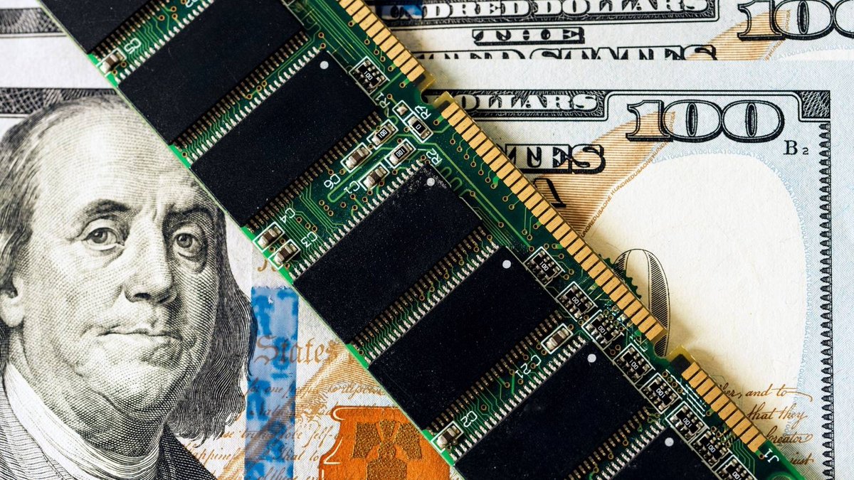 mr_mofun's tweet photo. 内存价格这几天突然就崩了，跌得挺狠。

美国那边，DDR5内存单套最高一天降了100美元，海盗船复仇者系列32GB 6400MHz从490刀直接掉到379.99刀，16GB的也降了不少。国内更夸张，主流16G内存条上周六一天就跌了一百多块，这周又接连往下掉，批发商说“直接崩了”。 https://t.co/FM3Kn9ML1C