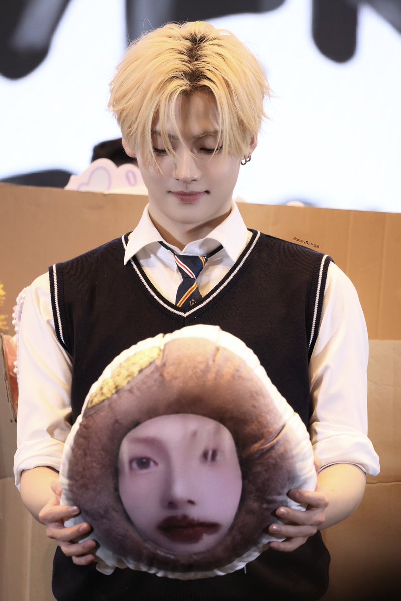 Rowan508 tweet media