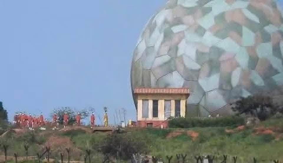 မကွေးတိုင်း ငဖဲမြို့နယ်ရှိ ပဒါန်းတပ်နယ်အတွင်း တိုက်ပွဲများ ပြင်းထန်နေပြီး နတ်ရေကန်ဗျူဟာအနီးရှိ အကြမ်းဖက်စစ်တပ်တပ်ဖွဲ့များဟာ AA နဲ့ မဟာမိတ်ပူးပေါင်းတပ်များ၏ ပိတ်ဆို့တိုက်ခိုက်ခံနေရသဖြင့် လေကြောင်းနှင့် လက်နက်ကြီးပစ်ကူများဖြင့် အပြင်းအထန် ခုခံနေရကြောင်း သိရသည်။
Photos Crd