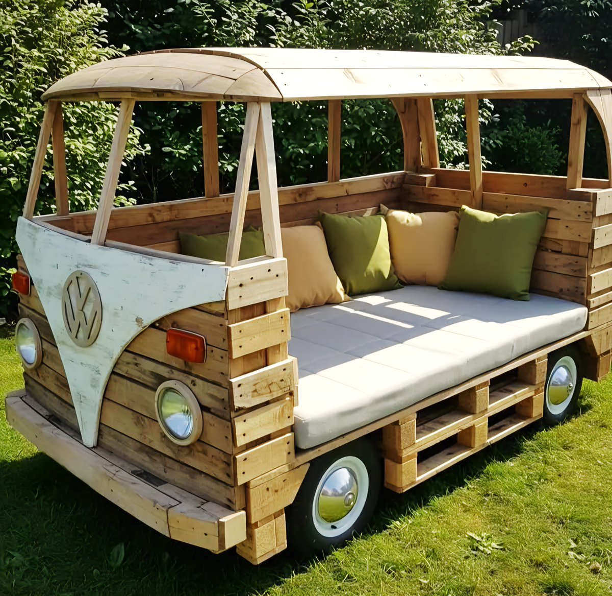 CamperFanPAGE's tweet image. Outdoor seating area made from repurposed wooden pallets! 🪵♻️ #CreativeIdeas #VolkswagenBus