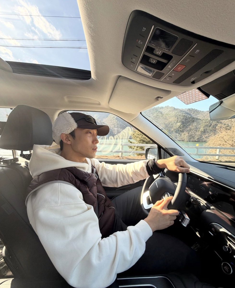 dolgolaeui's tweet photo. Lee Sang Yi #leesangyi #이상이 #bloodhounds #bloodhounds2 #goodboy #nogainnolove #spiceupourlove #mydemonkdrama #hanriverpolice #hometownchachacha #youthofmay #whenthecamelliablooms You can also follow Sang Yi’s official IG account - leesangyi_ https://t.co/L1O8r4Dk1y