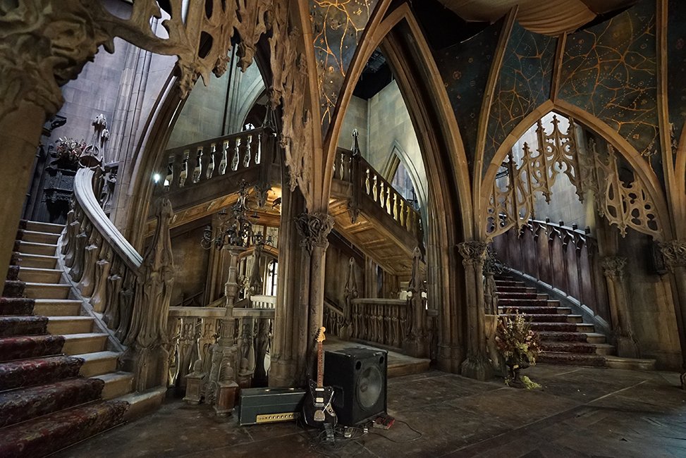 the wayne manor set in the batman.