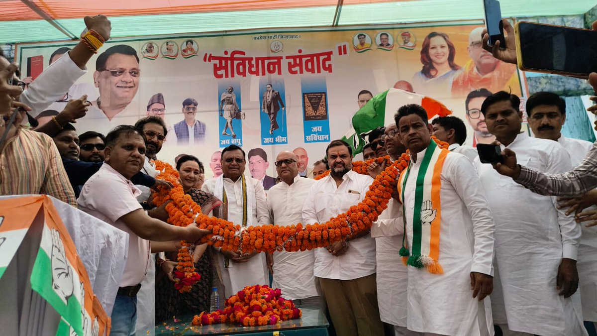 avinashpandeinc's tweet photo. बाराबंकी (उत्तर प्रदेश) में आयोजित “संविधान संवाद एवं कार्यकर्ता सम्मान सम्मेलन” में आज आप सभी साथियों से आत्मीय संवाद करने का अवसर मिला।

इस कार्यक्रम में हमारे समर्पित कार्यकर्ताओं को सम्मानित करते हुए उनके संघर्ष, समर्पण और कांग्रेस की विचारधारा के प्रति उनकी निष्ठा को नमन किया।

संविधान हमारे लोकतंत्र की आत्मा है — इसे सुरक्षित रखना हम सभी की सामूहिक जिम्मेदारी है।

आप सभी का स्नेह, समर्थन और उत्साह ही हमारी सबसे बड़ी शक्ति है।

#SamvidhanSamvad #UPCongress #Congress