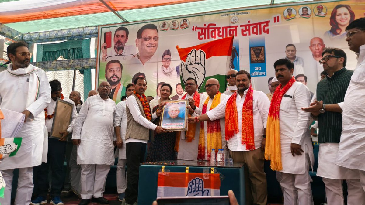 avinashpandeinc's tweet photo. बाराबंकी (उत्तर प्रदेश) में आयोजित “संविधान संवाद एवं कार्यकर्ता सम्मान सम्मेलन” में आज आप सभी साथियों से आत्मीय संवाद करने का अवसर मिला।

इस कार्यक्रम में हमारे समर्पित कार्यकर्ताओं को सम्मानित करते हुए उनके संघर्ष, समर्पण और कांग्रेस की विचारधारा के प्रति उनकी निष्ठा को नमन किया।

संविधान हमारे लोकतंत्र की आत्मा है — इसे सुरक्षित रखना हम सभी की सामूहिक जिम्मेदारी है।

आप सभी का स्नेह, समर्थन और उत्साह ही हमारी सबसे बड़ी शक्ति है।

#SamvidhanSamvad #UPCongress #Congress